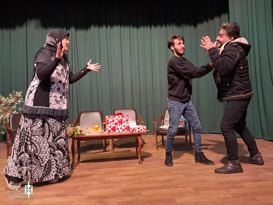 نمایش طنز «هدیه سالگرد ازدواج»در نقده به اجرا درآمد
 2
