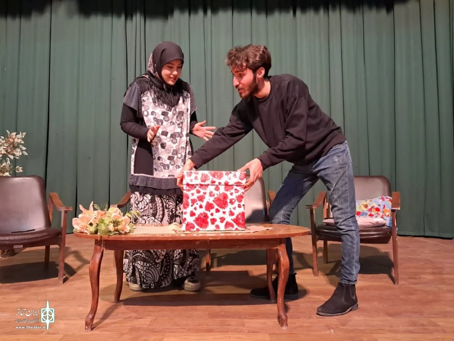 نمایش طنز «هدیه سالگرد ازدواج»در نقده به اجرا درآمد
 2