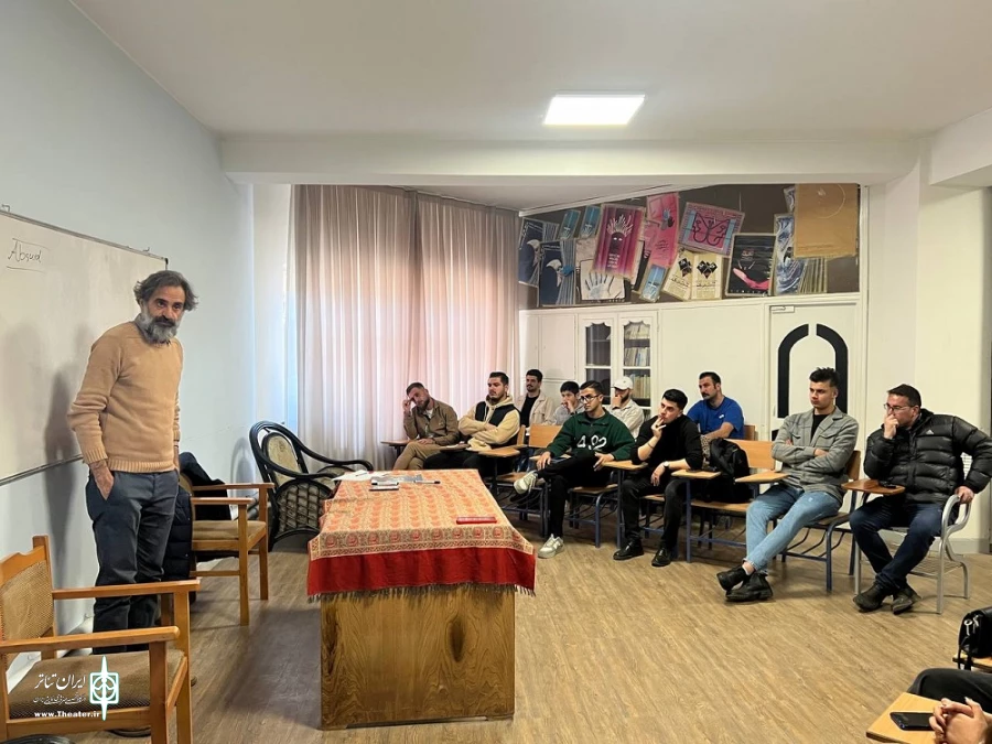 بررسی و تحلیل نمایشنامه های «کلفت‌ها» نوشته ژان ژنه و «گوریل پشمالو» نوشته یوجین اونیل در مهاباد انجام گرفت.
 2