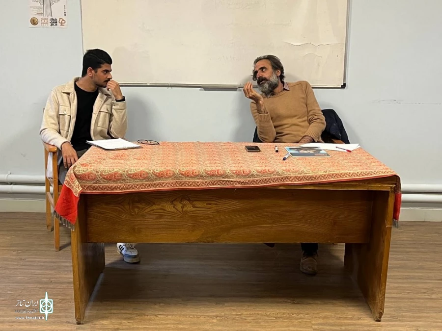 بررسی و تحلیل نمایشنامه های «کلفت‌ها» نوشته ژان ژنه و «گوریل پشمالو» نوشته یوجین اونیل در مهاباد انجام گرفت.
 2