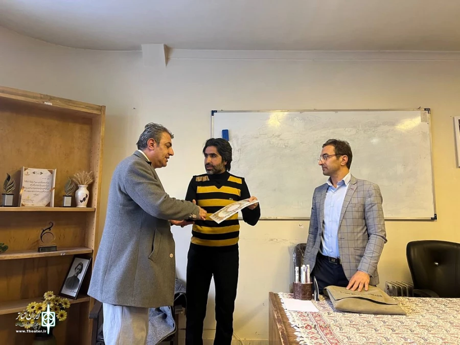 نشست مدیر عامل انجمن هنرهای نمایشی با جمعی از هنرمندان تئاتر شهرستان پیرانشهر برگزا‌ر شد.
 2