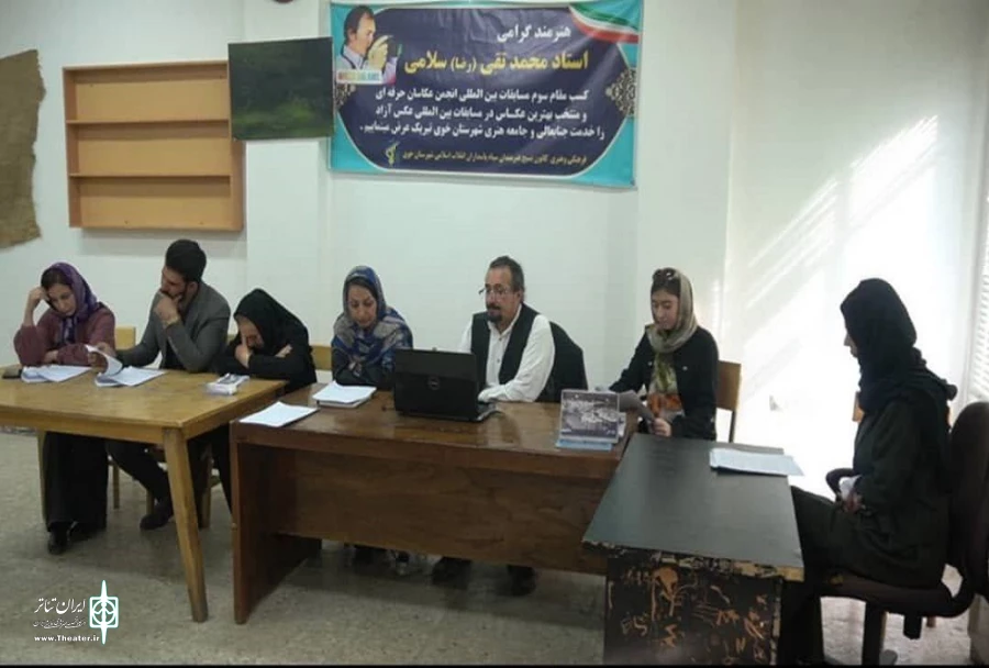 نمایشنامه «عشق و جدایی» نوشته محمد تقی سلامی در شهرستان خوی خوانش گردید.
 2