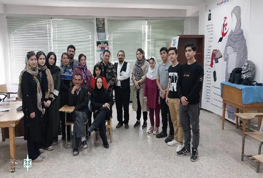 نمایشنامه «عشق و جدایی» نوشته محمد تقی سلامی در شهرستان خوی خوانش گردید.
 2