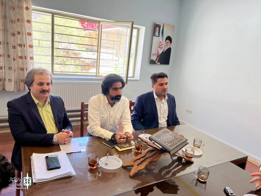  مدیر عامل انجمن هنرهای نمایشی استان نشستی را مسئولان و هنرمندان تئاتر شهرستان سردشت برگزار کرد. 2