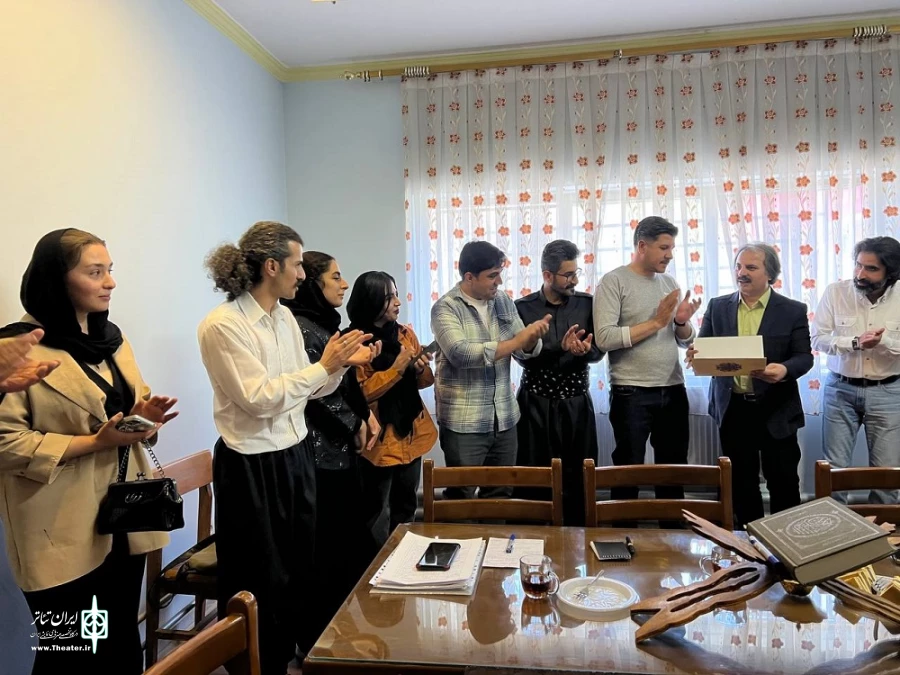  مدیر عامل انجمن هنرهای نمایشی استان نشستی را مسئولان و هنرمندان تئاتر شهرستان سردشت برگزار کرد. 3