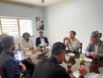  مدیر عامل انجمن هنرهای نمایشی استان نشستی را مسئولان و هنرمندان تئاتر شهرستان سردشت برگزار کرد. 4