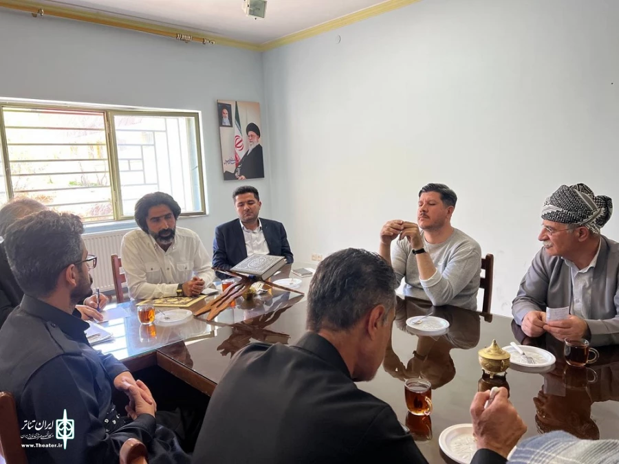  مدیر عامل انجمن هنرهای نمایشی استان نشستی را مسئولان و هنرمندان تئاتر شهرستان سردشت برگزار کرد. 4