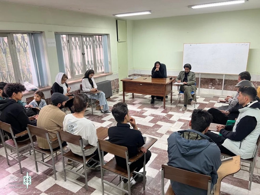 نشست مدیر عامل انجمن هنرهای نمایشی استان با جمعی از هنرمندان تئاتر شاهین‌دژ برگزار شد 3
