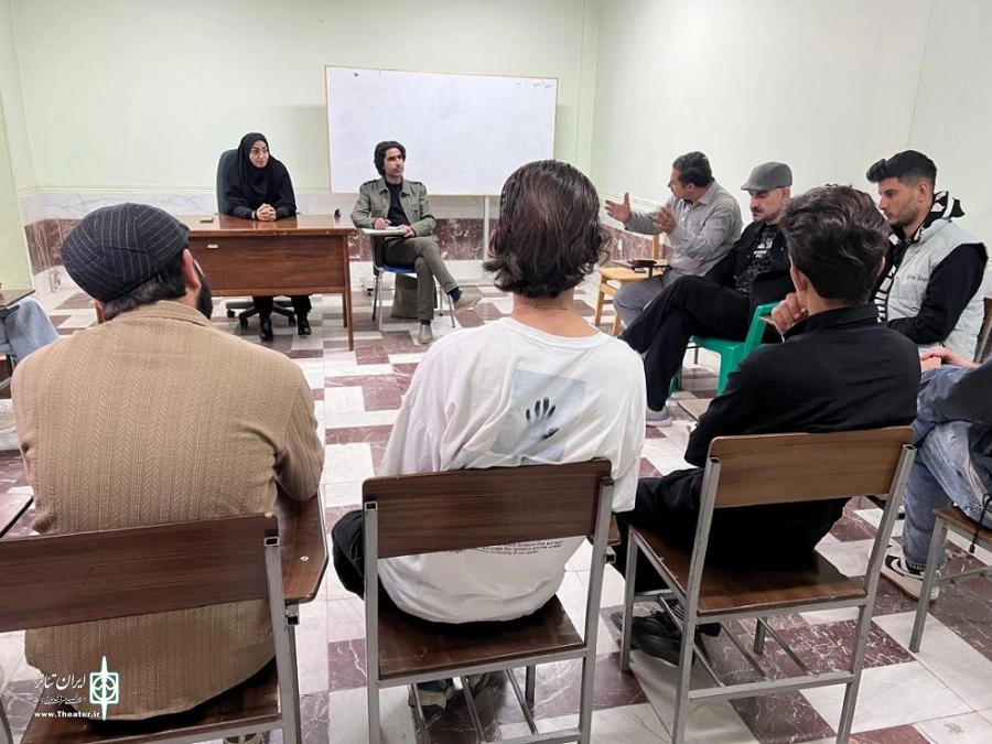 نشست مدیر عامل انجمن هنرهای نمایشی استان با جمعی از هنرمندان تئاتر شاهین‌دژ برگزار شد 5
