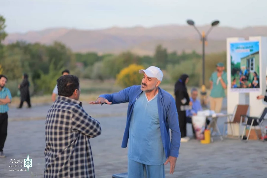  نمایش خیابانی «خاطرات سرخ » در شهرستان شاهین‌دژ به اجرا در آمد
 2