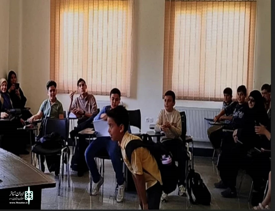 نمایش کمدی «ز گهواره تا گور طلب دانش » در ارومیه به روی صحنه رفت 3