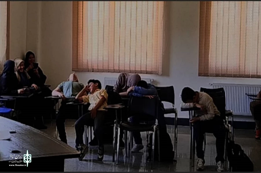 نمایش کمدی «ز گهواره تا گور طلب دانش » در ارومیه به روی صحنه رفت 4