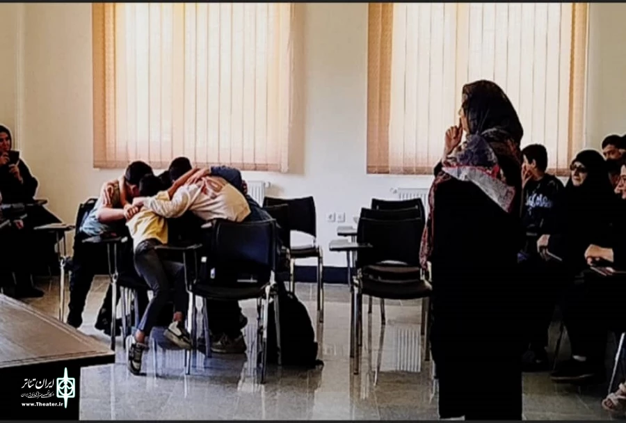 نمایش کمدی «ز گهواره تا گور طلب دانش » در ارومیه به روی صحنه رفت 5