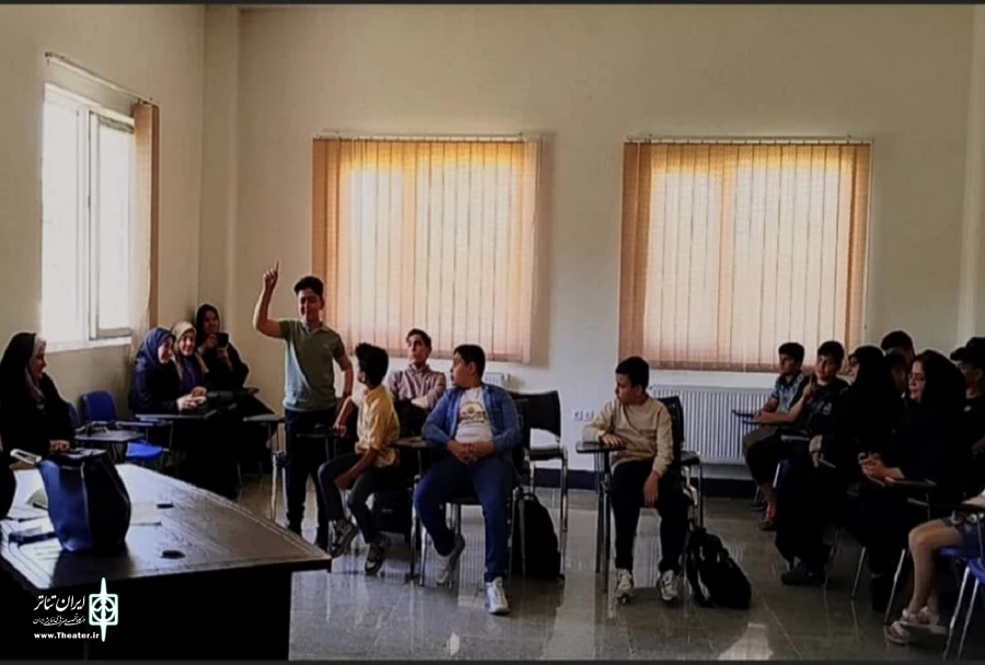 نمایش کمدی «ز گهواره تا گور طلب دانش » در ارومیه به روی صحنه رفت 8